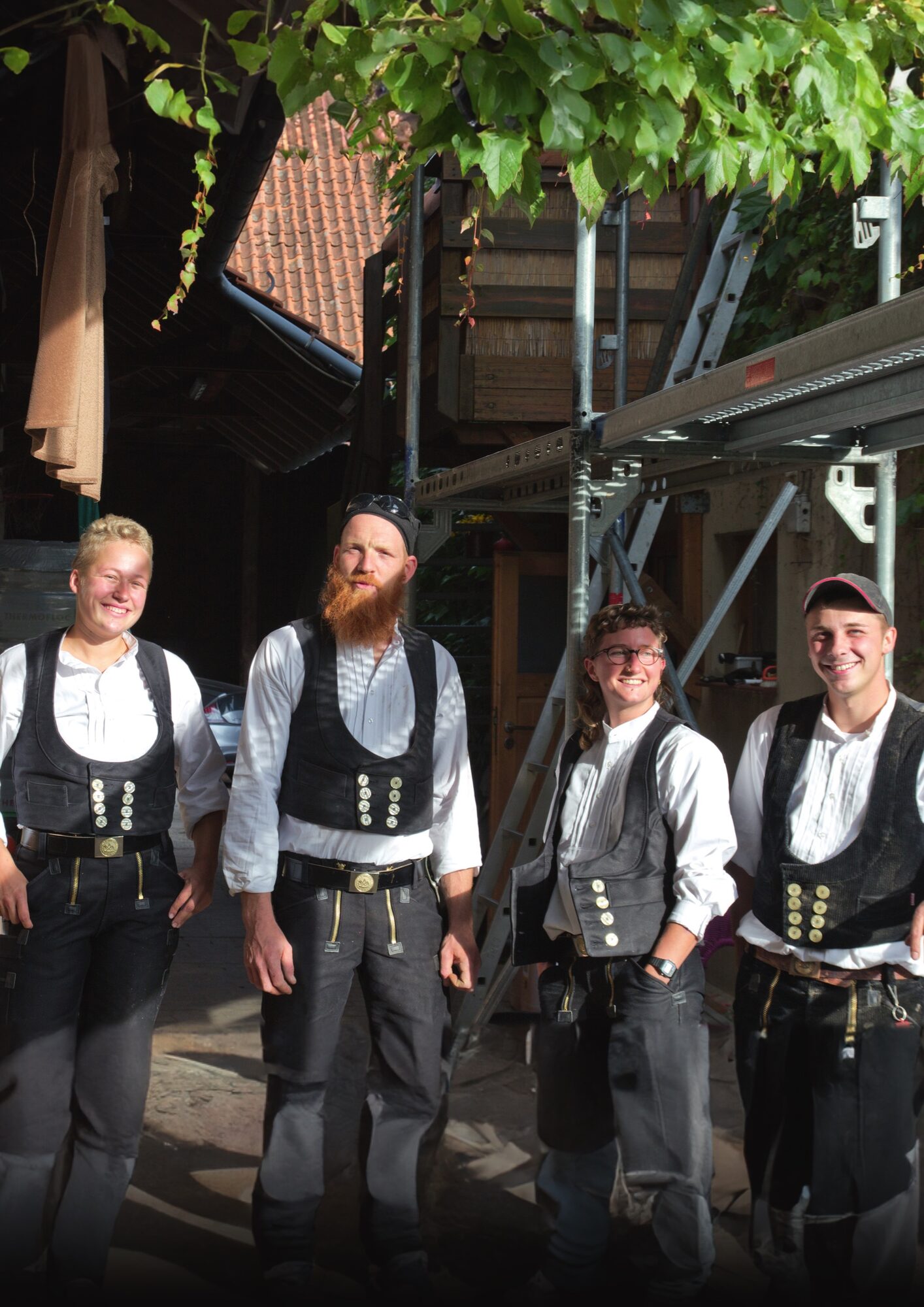 EIKO Handwerker-Team in Zunftkleidung auf der Baustelle